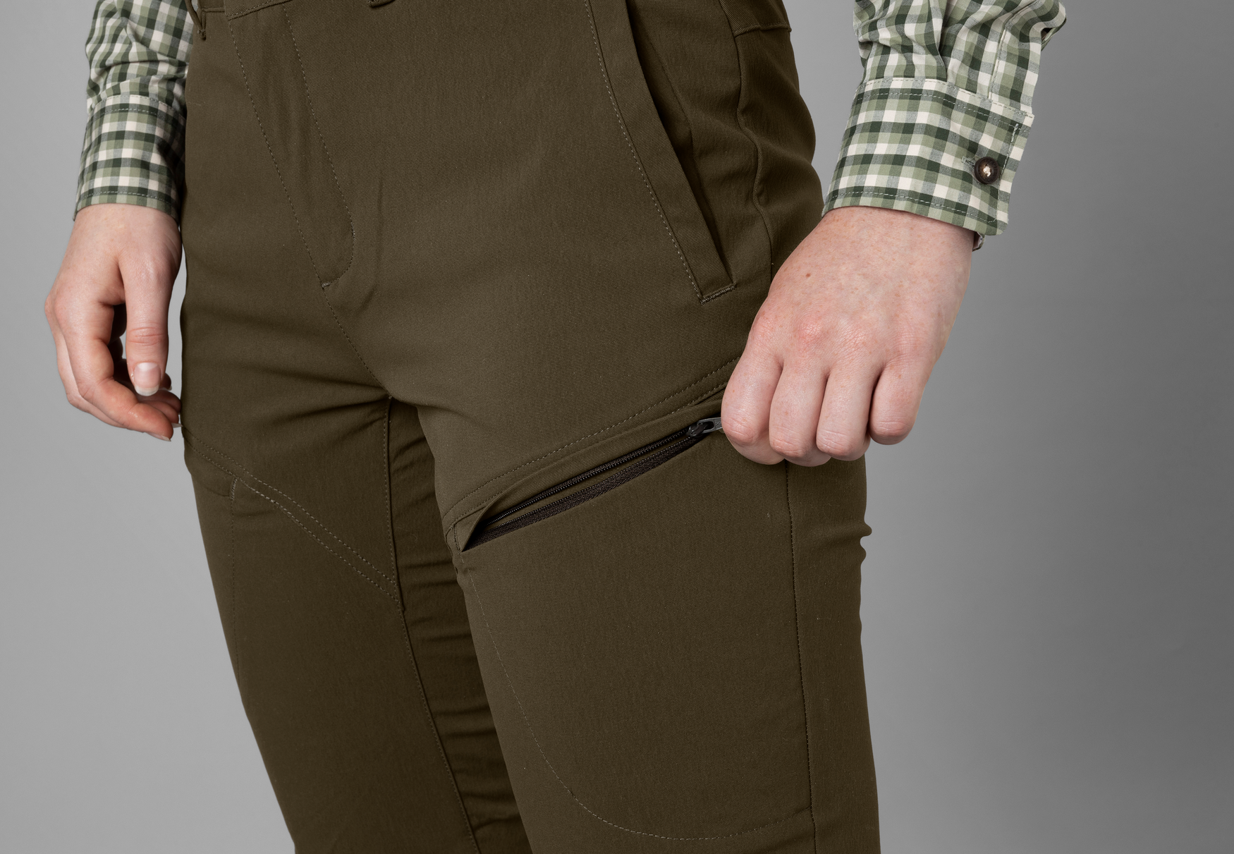 Retrieve Light trousers Women - Dark warm olive